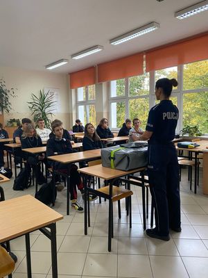 policjantka oraz uczniowie