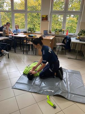policjantka oraz uczniowie