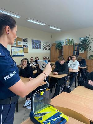 policjantka oraz uczniowie