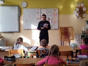 policjantka i uczniowie