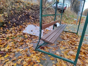 zniszczona wiata przystankowa