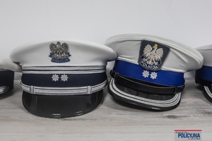 czapki policjantów