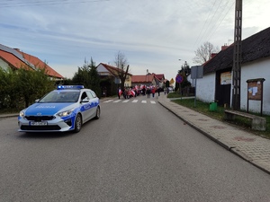 radiowóz, flagi, dzieci