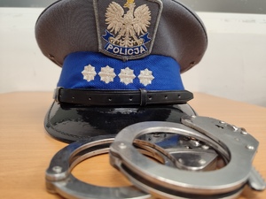 kajdanki, czapka policyjna