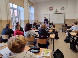 policjant, uczniowie, klasa