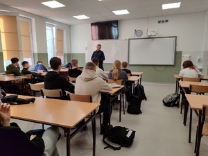 uczniowie, policjant, klasa