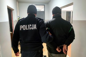 z lewej strony policjant z prawej zatrzymany 54-latek