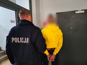 z lewej strony policjant z prawej mezczyzna zatrzymany