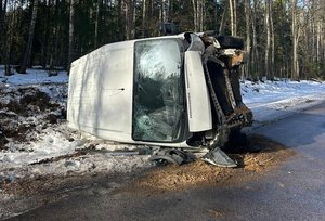 samochód dostawczy uszkodzony po wypadku