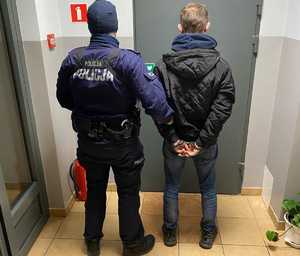 z lewej strony policjant z prawej poszukiwany 37-latek