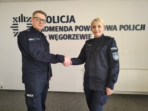 z lewej strony asp. sztab. Robert Dyczewski z prawej strony  mł. insp. Marta Umbras