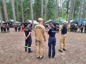 uczestnicy obozów harcerskich policjant i strażak