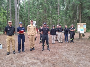 uczestnicy obozów harcerskich policjant i strażak