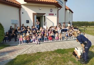 Policjantka podczas spotkania z dziećmi