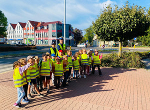 Spotkanie policjantów z dziećmi w ramach akcji „Bezpieczna droga do szkoły”