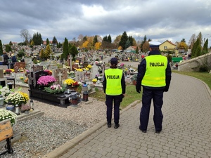 Policjanci dbają o bezpieczeństwo odwiedzających groby bliskich