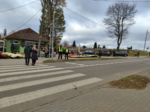 Policjanci dbają o bezpieczeństwo odwiedzających groby bliskich