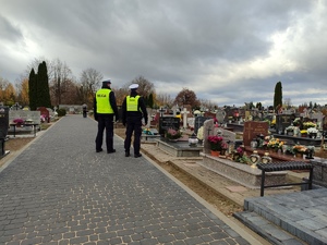 Policjanci dbają o bezpieczeństwo odwiedzających groby bliskich