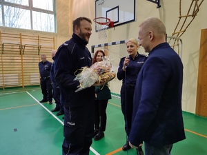 Węgorzewscy policjanci z wizytą i słodyczami u dzieci