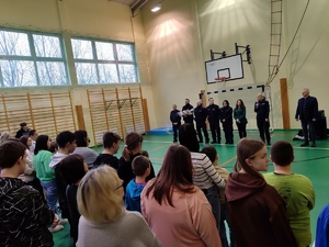 Węgorzewscy policjanci z wizytą i słodyczami u dzieci