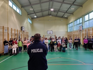 Węgorzewscy policjanci z wizytą i słodyczami u dzieci