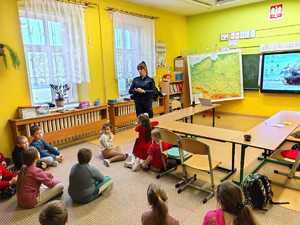 Spotkanie policjantów w szkole na temat bezpiecznych feriirii