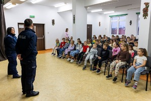 Spotkanie policjantów w szkole na temat bezpiecznych ferii