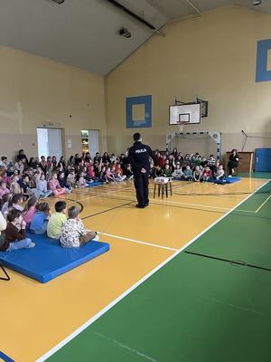 Spotkanie policjantów w szkole na temat bezpiecznych ferii