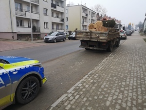 Policjanci ruchu drogowego zatrzymali do kontroli kierowcę pojazdu marki DAF.