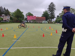 Egzamin na kartę rowerową z węgorzewskimi policjantami