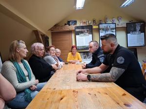 Węgorzewscy policjanci przeprowadzili warsztaty z samoobrony dla seniorów