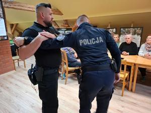 Węgorzewscy policjanci przeprowadzili warsztaty z samoobrony dla seniorów