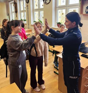 Spotkanie policjantki z uczniami