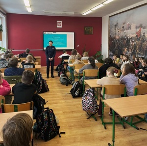 Spotkanie policjantki z uczniami