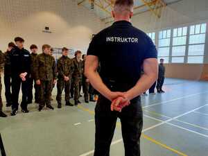 Policjanci przeprowadzający spotkanie z uczniami klasy mundurowej