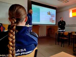 Policjanci przeprowadzający spotkanie z uczniami klasy mundurowej