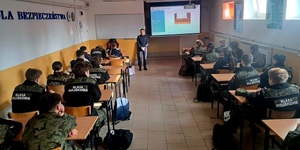 Policjanci przeprowadzający spotkanie z uczniami klasy mundurowej