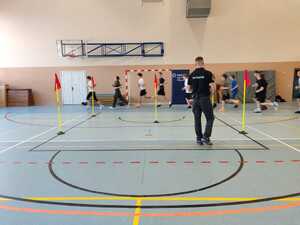 Policjanci przeprowadzający spotkanie z uczniami klasy mundurowej