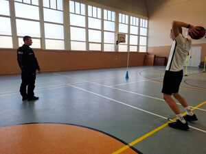 Policjanci przeprowadzający spotkanie z uczniami klasy mundurowej