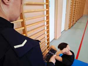 Policjanci przeprowadzający spotkanie z uczniami klasy mundurowej