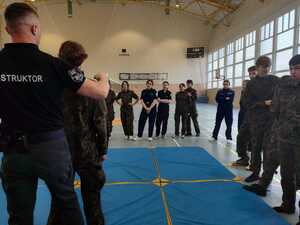 Policjanci przeprowadzający spotkanie z uczniami klasy mundurowej