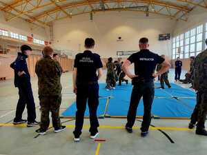 Policjanci przeprowadzający spotkanie z uczniami klasy mundurowej