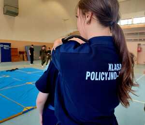 Policjanci przeprowadzający spotkanie z uczniami klasy mundurowej