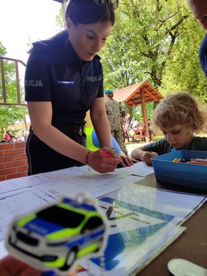 Festyn rodzinny z udziałem węgorzewskich policjantek