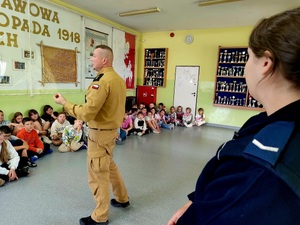 Bezpieczne wakacje – policjantki i strażak spotkali się z uczniami