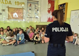 Bezpieczne wakacje – policjantki i strażak spotkali się z uczniami